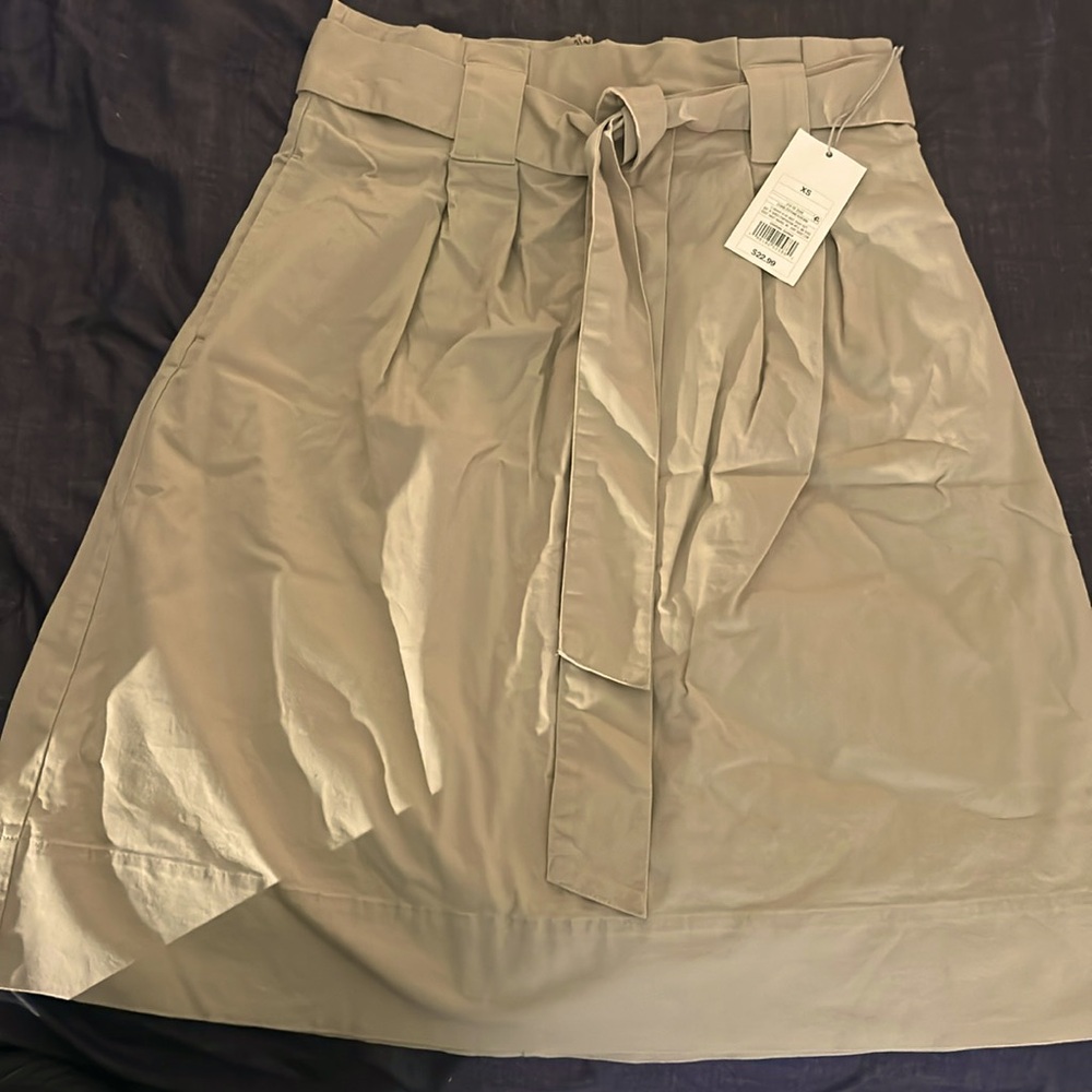 Beige skirt with side pockets